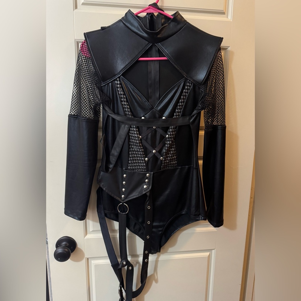 Leg Avenue Women's Villainess Vixen Sexy Cat Woman
Costume Medium 🖤 - Picture 6 of 16